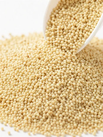 Amaranto cru, pequenos grãos amarelados em taça de cerâmica