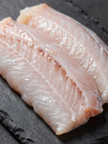 Filetes de anguia fresca com especiarias sobre tábua de madeira