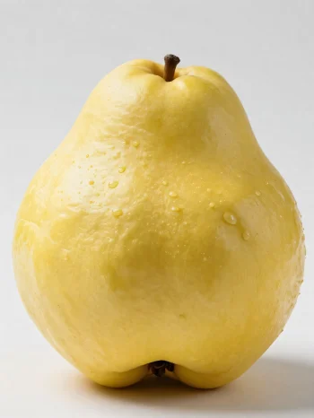 Marmelos inteiros e fatiados sobre superfície de madeira, com folhas verdes