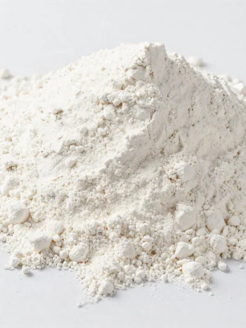 Farinha de coco em taça de cerâmica, pó fino e claro sobre madeira