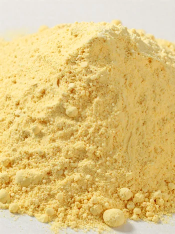 Farinha de milho em taça de cerâmica, farinha amarela em pó sobre madeira