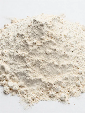 Farinha de espelta em taça de cerâmica, tom castanho-claro natural