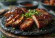 Barriga de porco fumada BBQ servida em tábua de madeira