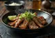 Bulgogi de Porco servido com carne de vaca e lima