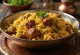Biryani com carne de vaca, rico em carne de vaca condimentada e arroz basmati, decorado com coentros frescos e hortelã