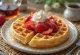 Waffles de morango com fruta fresca e natas