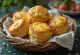Pãezinhos de queijo estaladiços empilhados