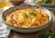 Saganaki com queijo kefalotyri, com crosta dourada, servido com limão