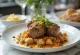 Osso buco com alcaparras, servido com salsa fresca e molho rico