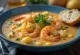 Chupe de camarones, servido contendo sopa rica de camarão e milho.