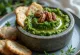 Pesto com couve kale e noz-pecã servido, em prato claro, com consistência cremosa