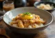 Katsu Donburi servido com carne de porco panada estaladiça e molho de ovo