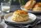 Scones com natas azedas dourados e fofos