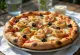 Pizza de atum com cebola roxa e azeitonas pretas