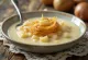 Sopa cremosa de batata e cebola servida