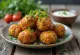Kofta de frango com ervas, almôndegas de carne grelhadas e decoração de salsa
