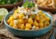 Esquites com molho picante coentros frescos e milho tostado