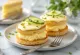 Smörgåstårta com creme de ovo e mostarda, salsa fresca e pepino em conserva