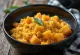 Risoto cremoso com abóbora servido, polvilhado com parmesão ralado, estilo italiano