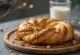 Kringle com recheio de caramelo, decorado com amendoim