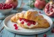 Croissant de romã servido em prato de sobremesa