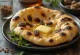 Pão naan de cardamomo e passas servido