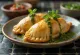 Empanada de carne com molho chimichurri, massa dourada e crocante com molho chimichurri fresco