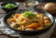 Udon Hōtō servido em tigela com massa udon larga em caldo rico de dashi com abóbora, decorado com cebolinho fresco e sementes de sésamo