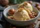 Gelado de leite com avelã cremoso servido