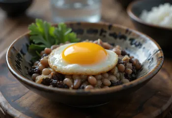 Nattō com ovo, servido com alho-francês fresco e alga nori