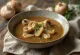 Sopa cremosa de alho-francês e cogumelos servida, decorada com fatias de cogumelos frescos