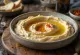 Hummus prebiótico de alho servido, regado com azeite