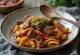 Estufado de carne com massa servido