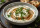Raita de tamarindo servida com coentros frescos e hortelã