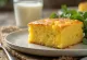 Fatias de cornbread com ovos, bem apresentadas num prato simples