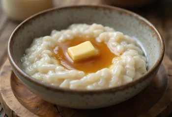 Risengrød cremoso com molho de caramelo e canela em tigela