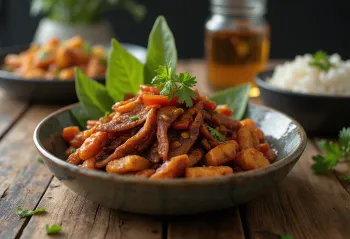 Tempeh sambal servido com molho picante, decorado com coentros frescos