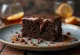 Bolo de chocolate com ponche servido em fatias