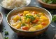Rasam com manga verde, servido com especiarias ricas