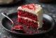 Bolo red velvet versão vegan com frutas frescas