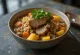 Cuchuco com espinhaço de porco, sopa rica de carne e legumes servida