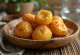 Loukoumades em versão vegan, fritos até dourar, regados com xarope de agave e polvilhados com canela