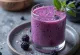 Kefir probiótico de mirtilo num copo, tom lilás pálido, bebida frutada