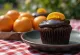 Cupcake de laranja e chocolate acabado de fazer
