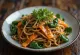 Japchae com molho de soja e açúcar servido com massa de batata-doce e legumes