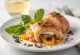 Saltimbocca recheado com queijo mozzarella, decorado com prosciutto crocante e manjericão fresco