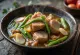 Sopa Sinigang com pedaços de carne e vegetais variados