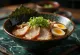 Pork belly ramen servido com carne de porco assada lentamente