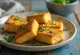 Tofu frito com farinha de grão-de-bico, pedaços de tofu crocantes servidos com coentros frescos