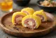 Tamagoyaki com fiambre, servido com molho de soja e mirin